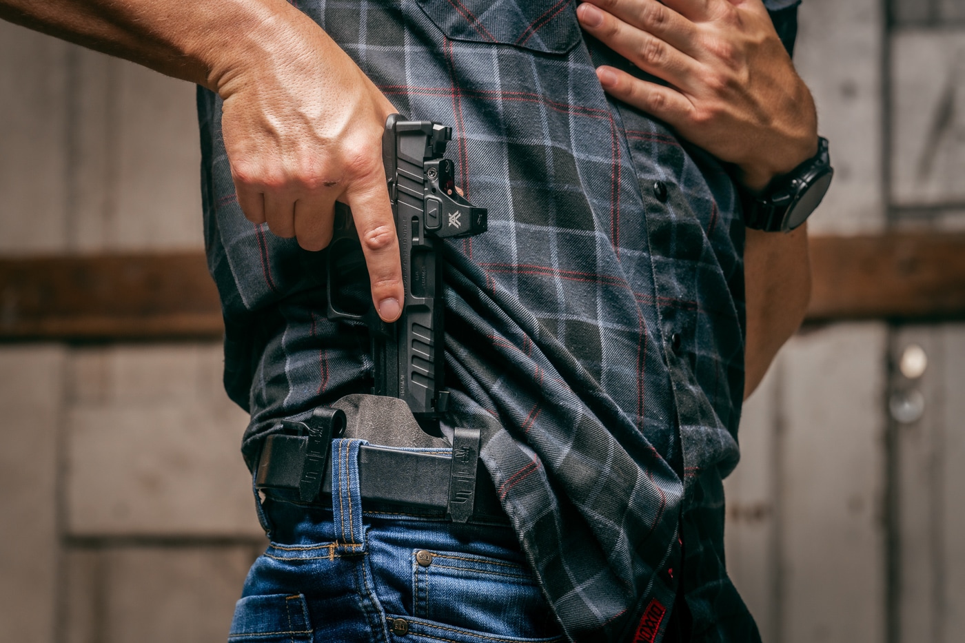 correct grip on Echelon pistol during the draw