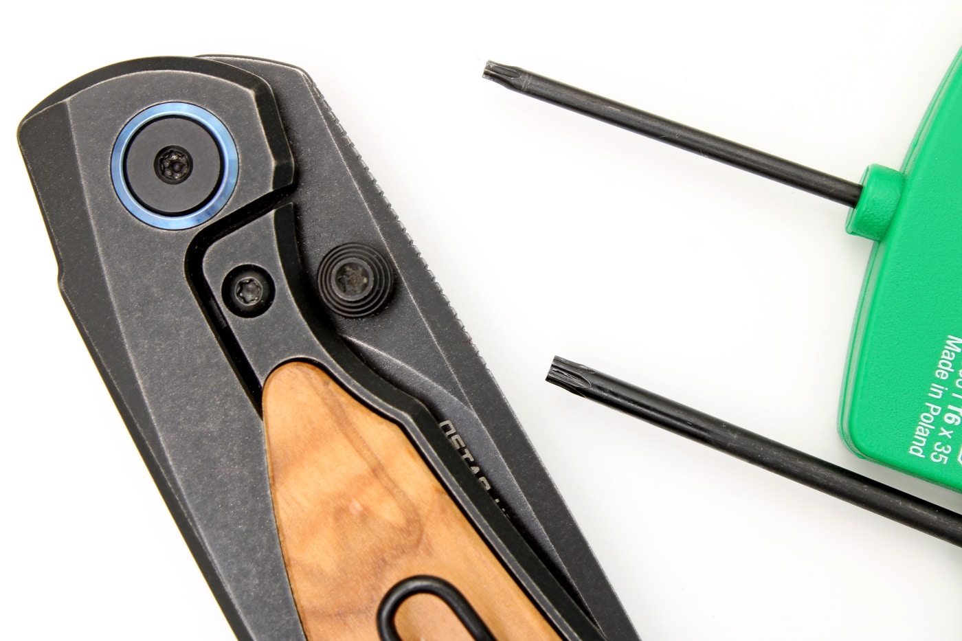 folding knives use T6 and T8 Torx screws