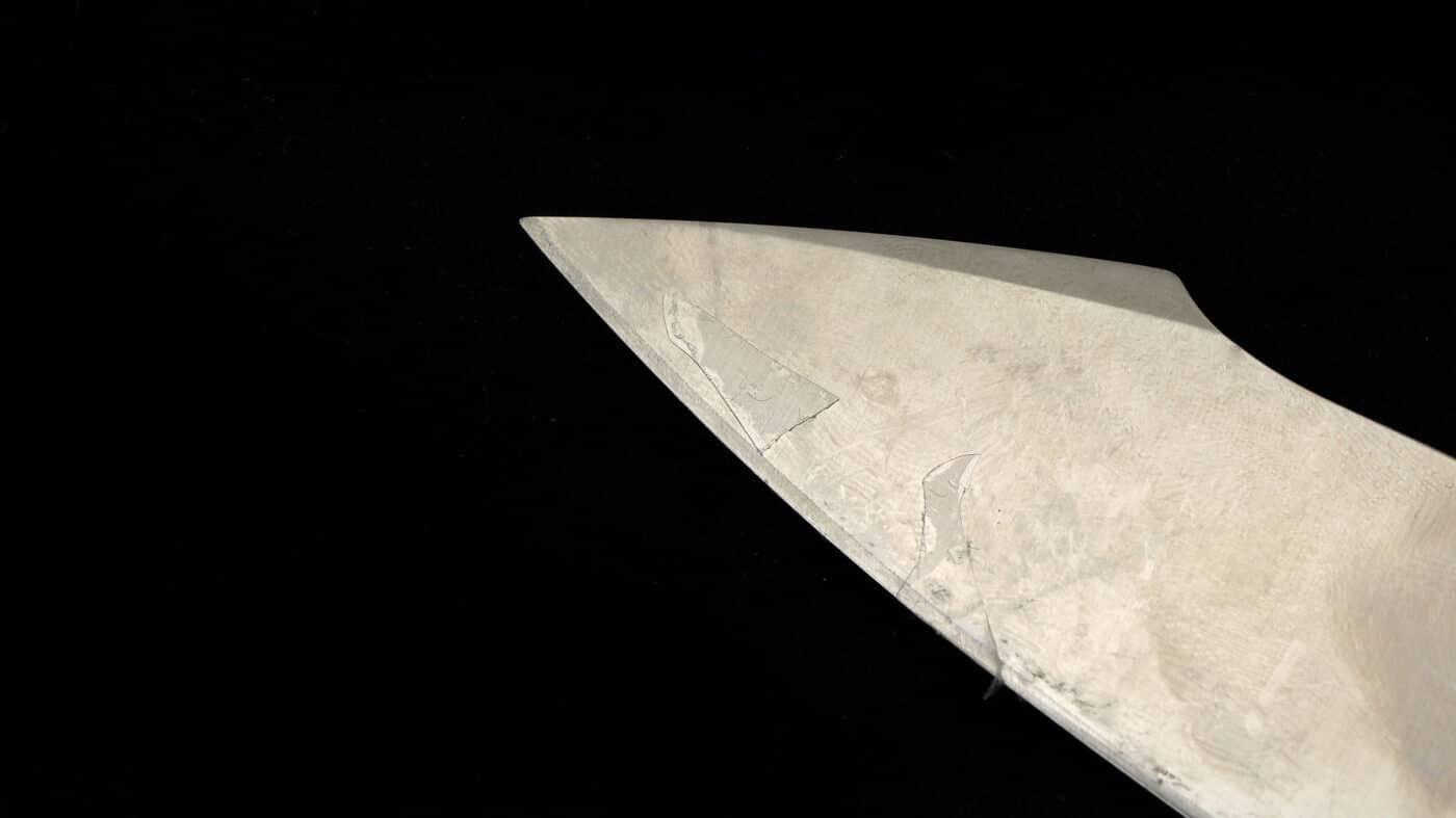 tape on knife blade