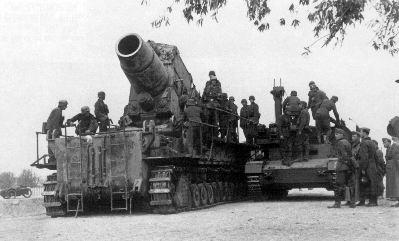Karl-Gerät next to Panzer IV Munitionsschlepper