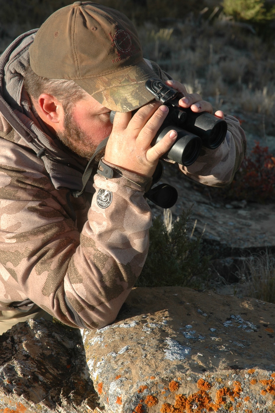 using a rock to stabilize binoculars when hunting