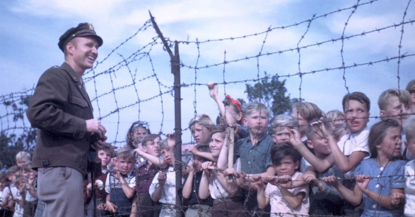 Lt Gail Halvorsen greet children of West Berlin