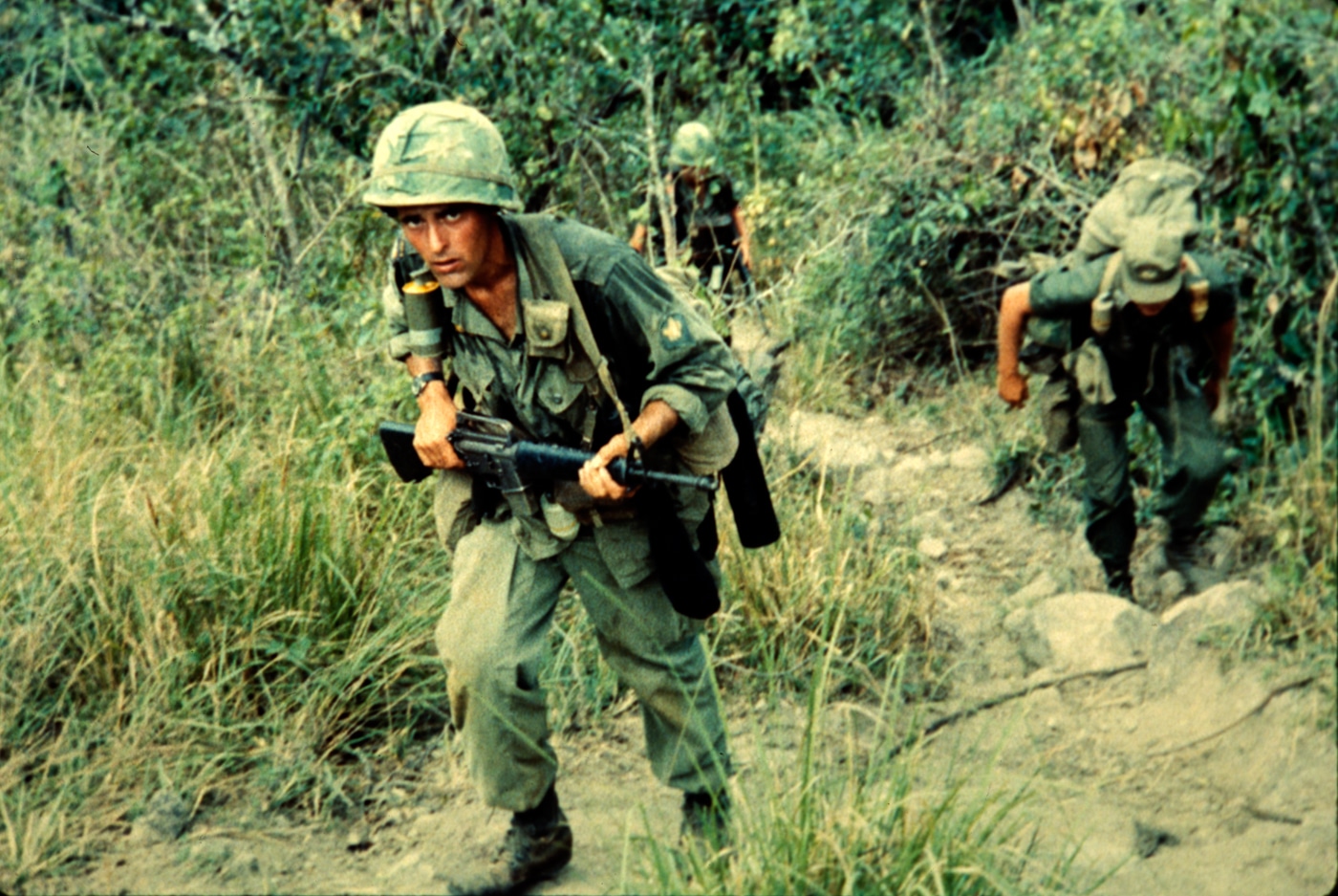 US soldiers in Vietnam War with early M16 rifles