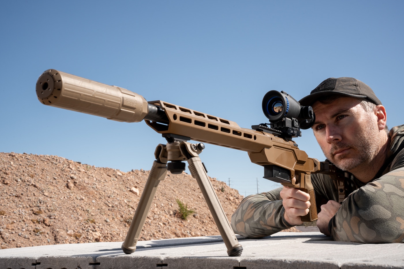 author shooting rifle with the GOYOJO GRL 335 thermal optic