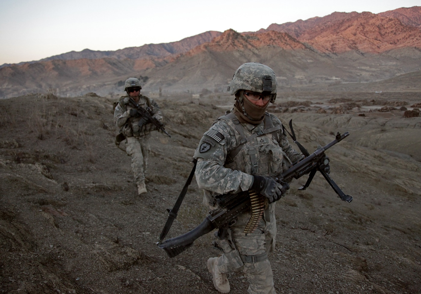 US soldiers on patrol in Afghanistan with M240 machine gun