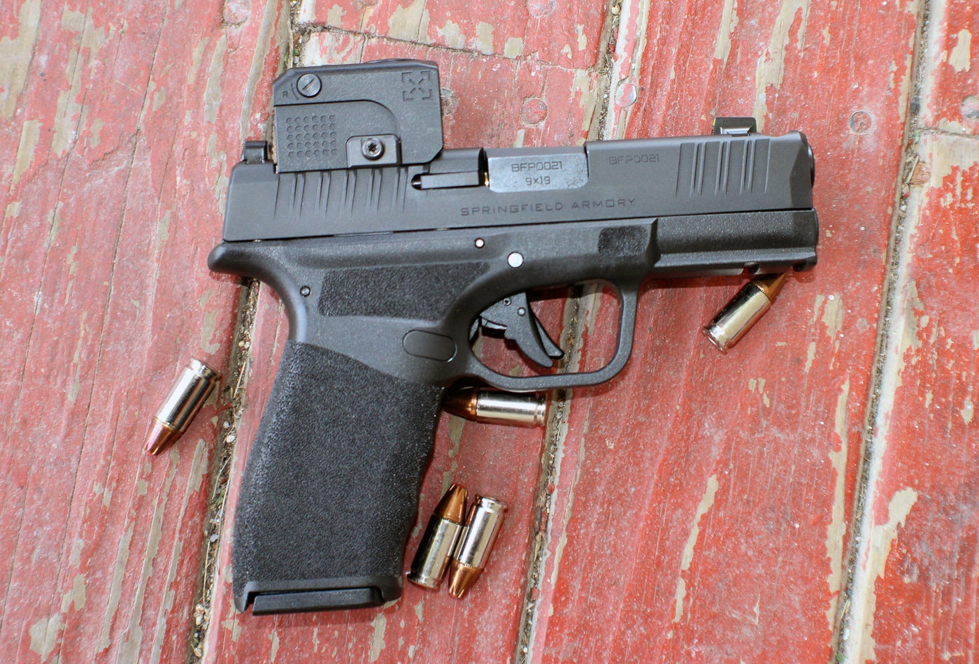 authors Hellcat Pro pistol with the mounted CORD PB-K optic at the shooting range