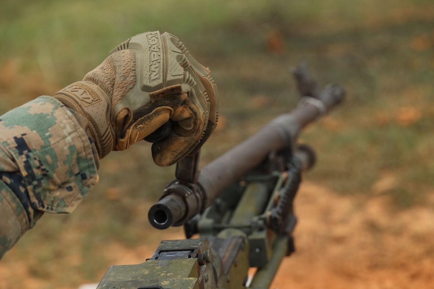 changing the barrel on a M240 machine gun