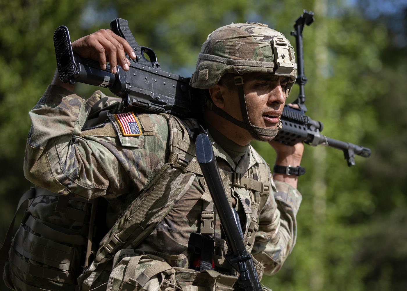 soldier humps an M240 in Alaska