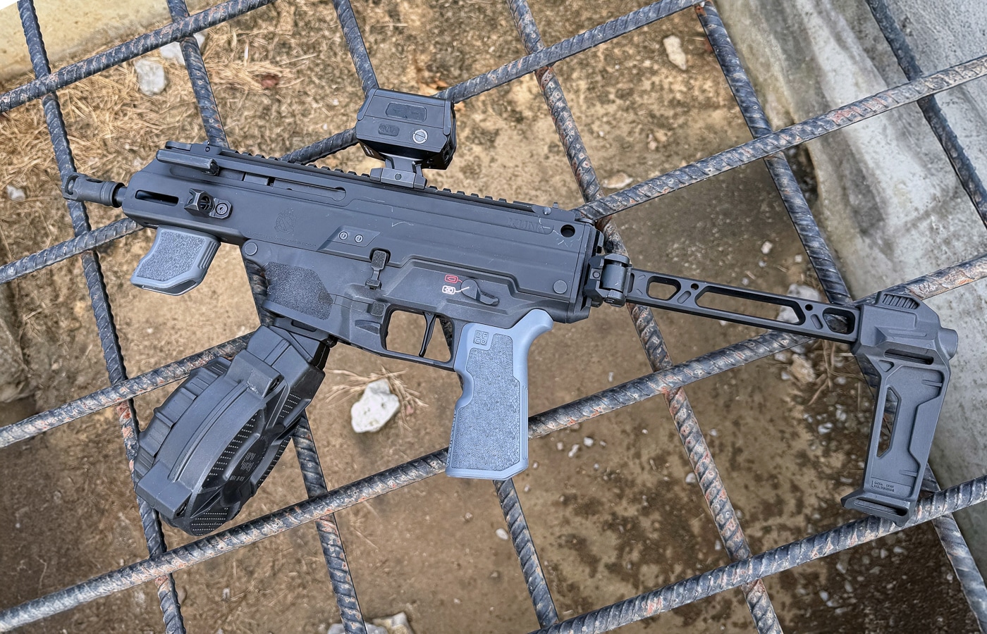 Osight R mounted on the Picatinny rail of the Springfield Kuna pistol