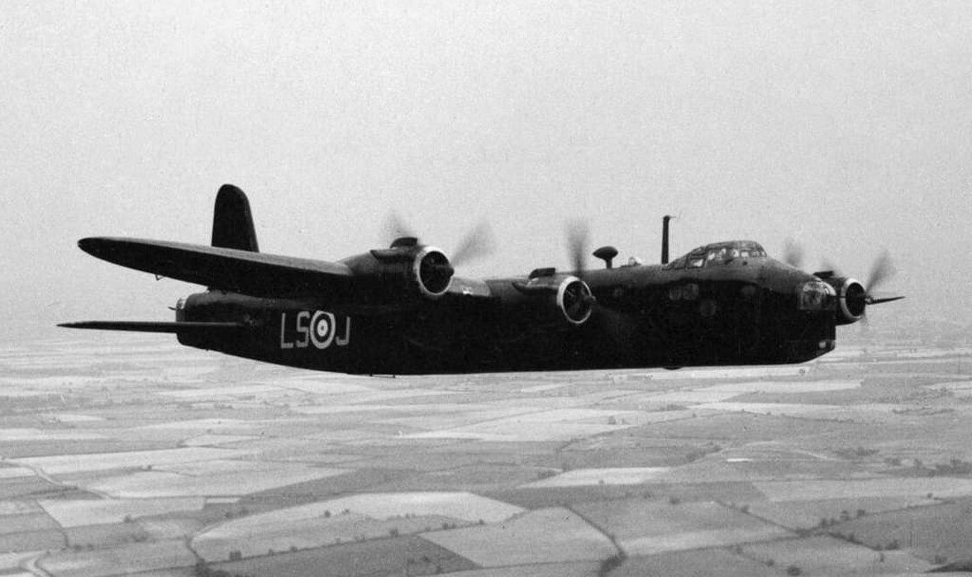 Short Stirling in flight