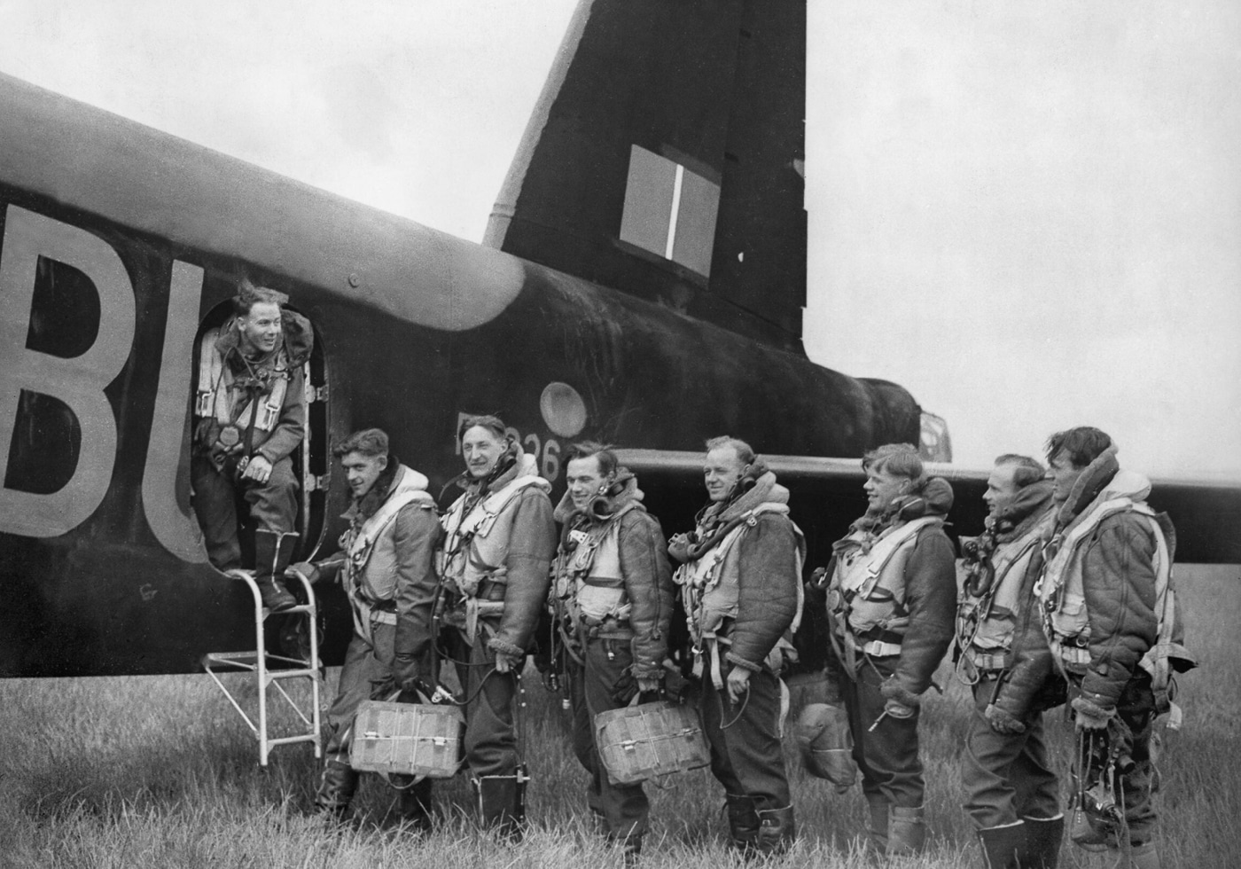 aircrew of Short Stirling bomber loads into the plane