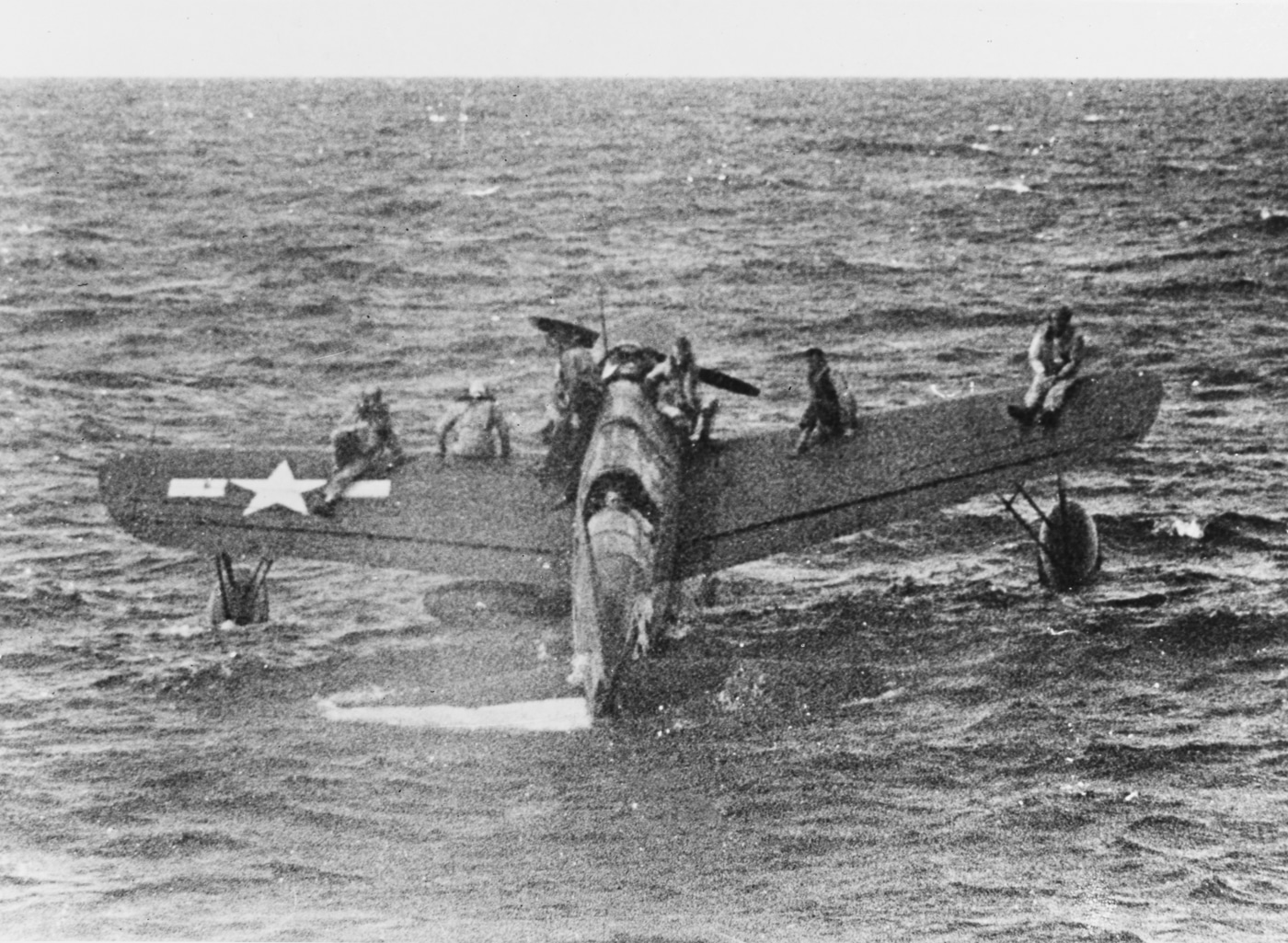 O2SU Kingfisher rescues sailors by ferrying them on its wings