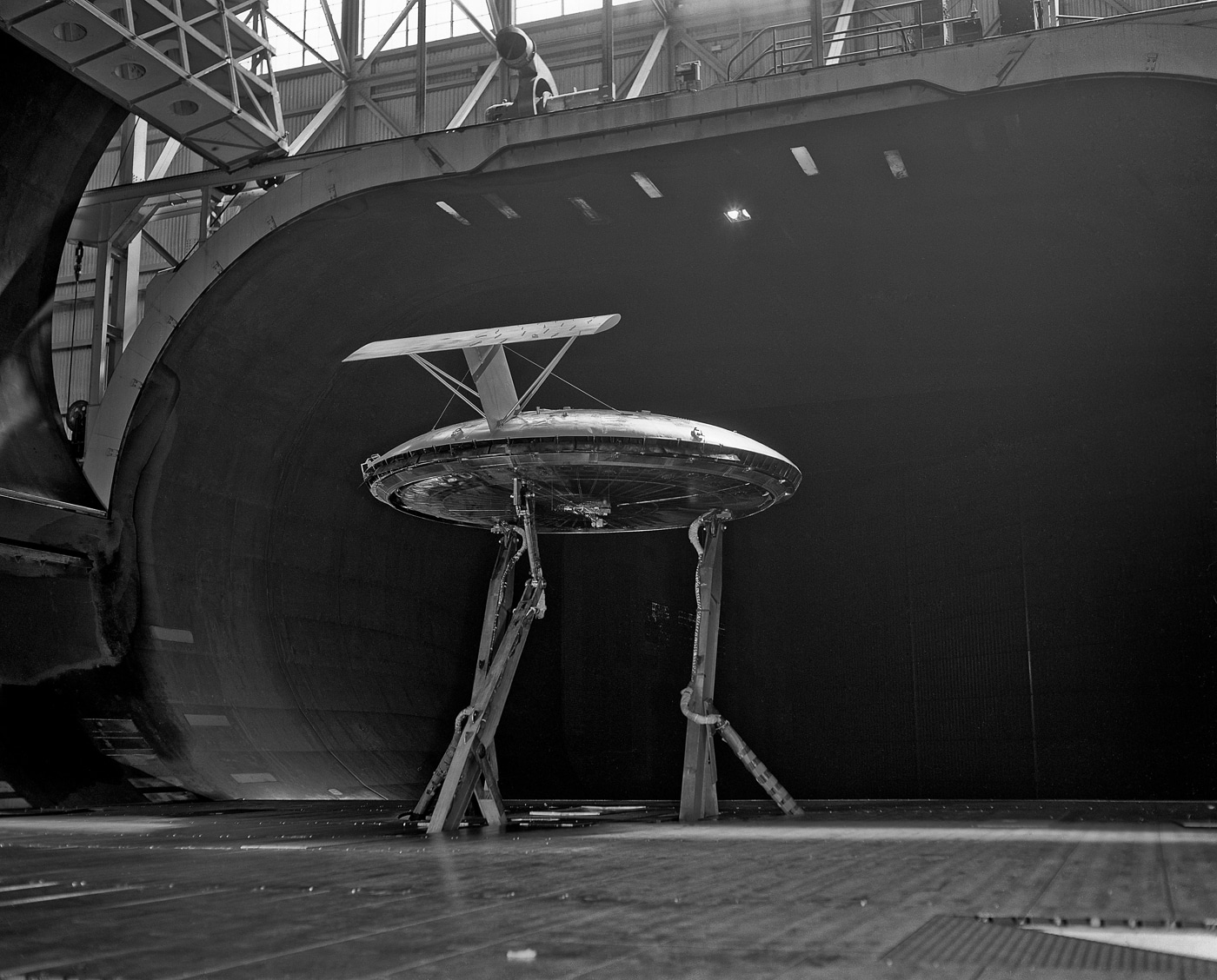 VZ-9 Avrocar tested in wind tunnel