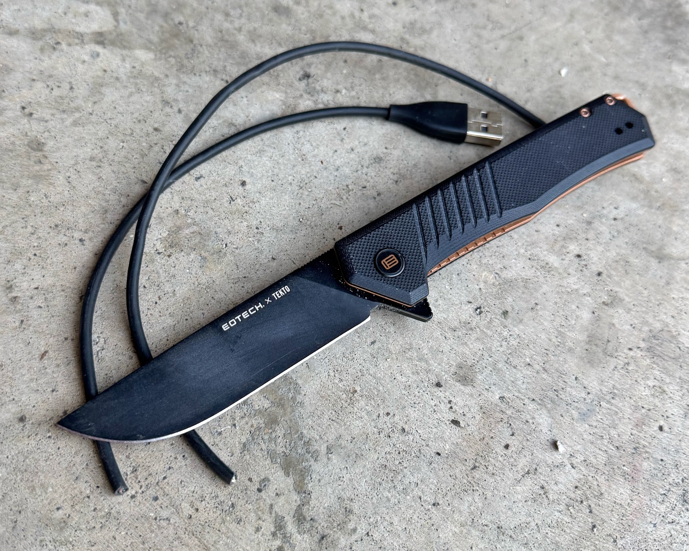 author cutting wire with TEKTO F1 Alpha knife during testing